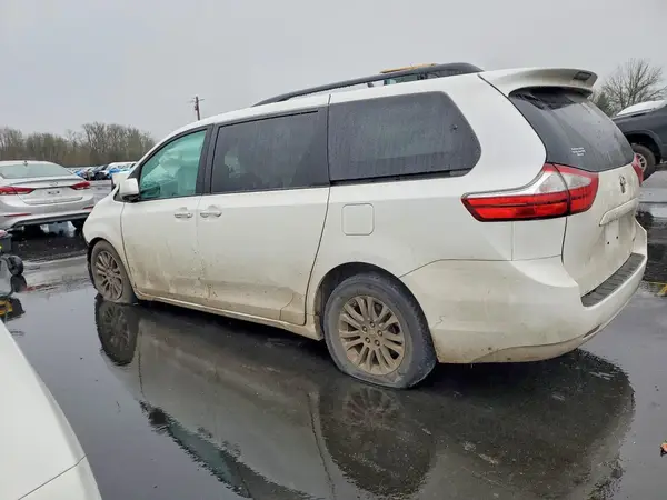 5TDYZ3DCXHS810324 2017 TOYOTA SIENNA - Image 2