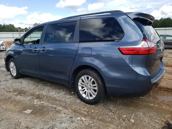 5TDYZ3DCXHS811327 2017 TOYOTA SIENNA - Image 2