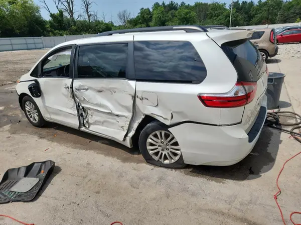 5TDYZ3DCXHS812168 2017 TOYOTA SIENNA - Image 2