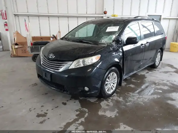 5TDYZ3DCXHS812364 2017 TOYOTA SIENNA - Image 2