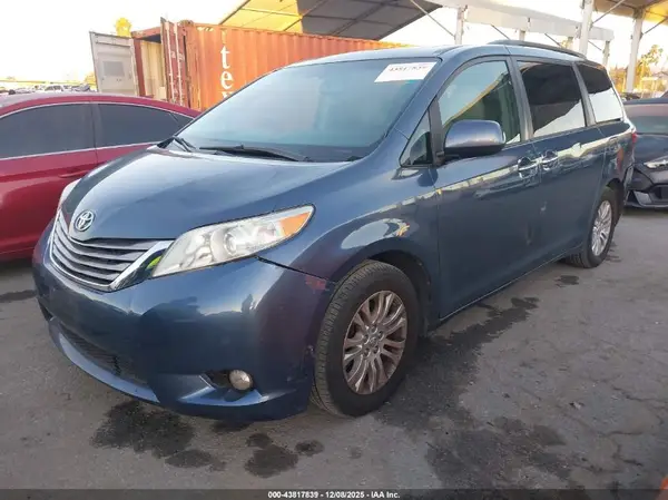 5TDYZ3DCXHS814230 2017 TOYOTA SIENNA - Image 2