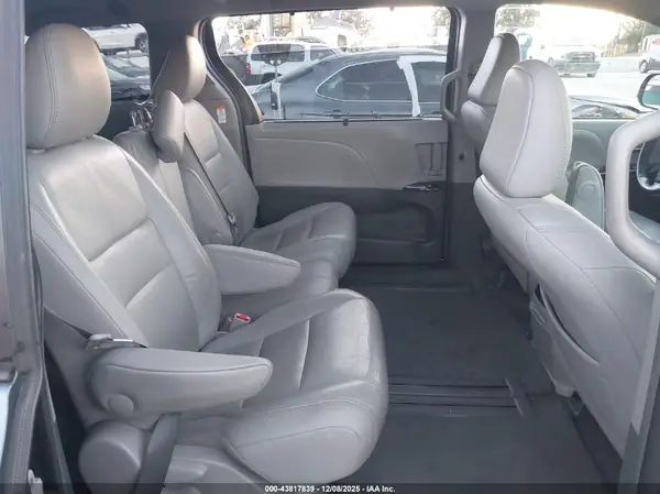 5TDYZ3DCXHS814230 2017 TOYOTA SIENNA - Image 8
