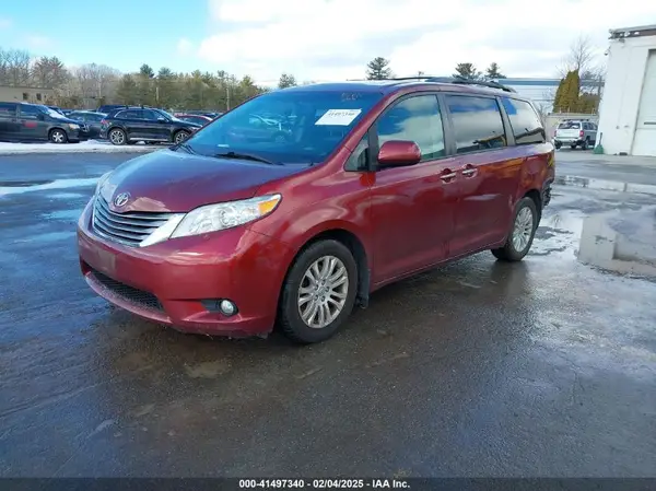 5TDYZ3DCXHS814325 2017 TOYOTA SIENNA - Image 2