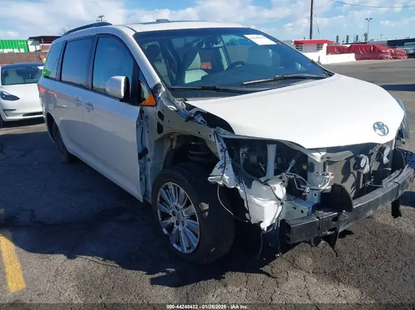 5TDYZ3DCXHS814440 2017 TOYOTA SIENNA - Image 1