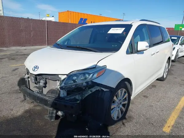 5TDYZ3DCXHS814440 2017 TOYOTA SIENNA - Image 2
