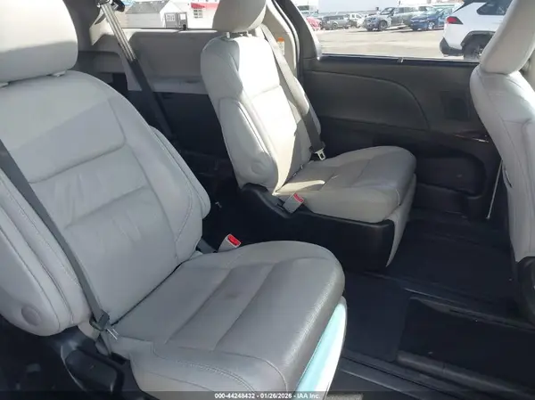 5TDYZ3DCXHS814440 2017 TOYOTA SIENNA - Image 8