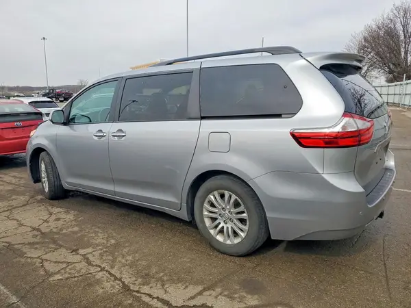 5TDYZ3DCXHS817662 2017 TOYOTA SIENNA - Image 2