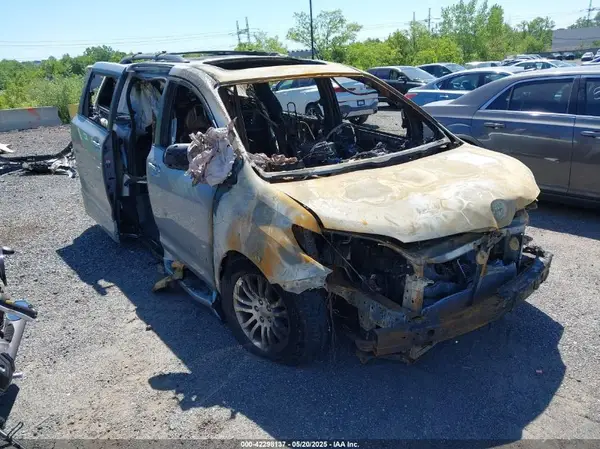 5TDYZ3DCXHS818598 2017 TOYOTA SIENNA - Image 1