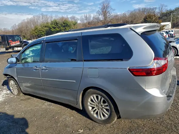 5TDYZ3DCXHS819749 2017 TOYOTA SIENNA - Image 2