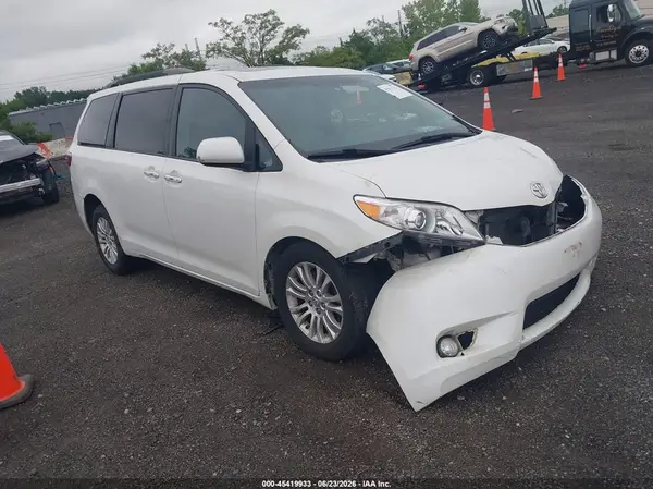 5TDYZ3DCXHS820853 2017 TOYOTA SIENNA - Image 1