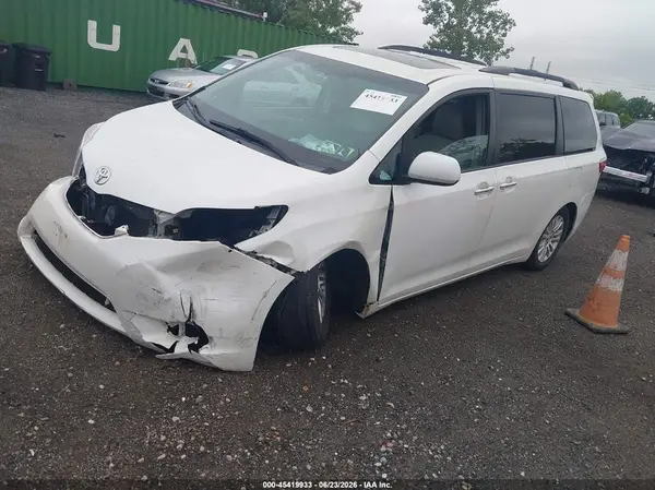 5TDYZ3DCXHS820853 2017 TOYOTA SIENNA - Image 2