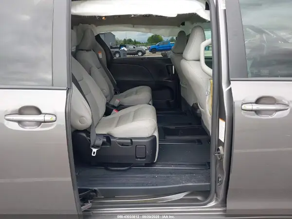 5TDYZ3DCXHS825647 2017 TOYOTA SIENNA - Image 8
