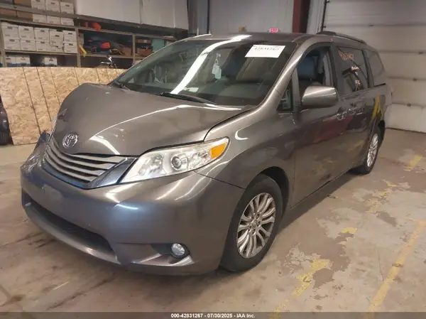 5TDYZ3DCXHS827222 2017 TOYOTA SIENNA - Image 2