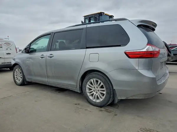 5TDYZ3DCXHS828340 2017 TOYOTA SIENNA - Image 2