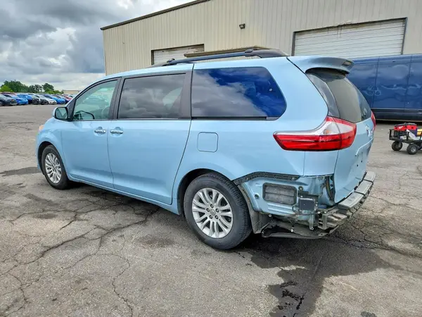 5TDYZ3DCXHS833151 2017 TOYOTA SIENNA - Image 2
