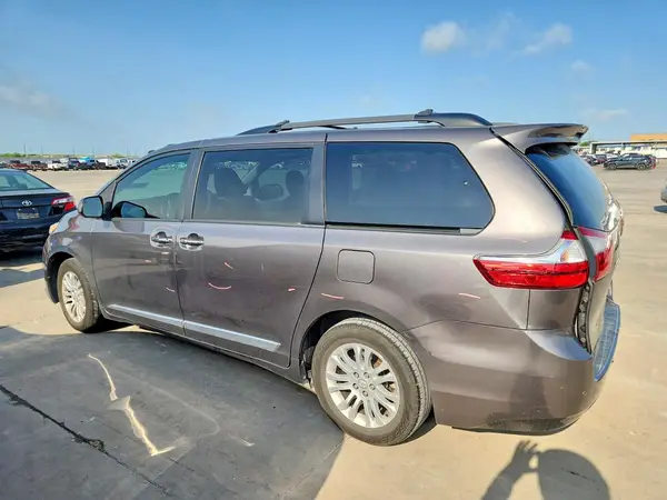 5TDYZ3DCXHS838611 2017 TOYOTA SIENNA - Image 2