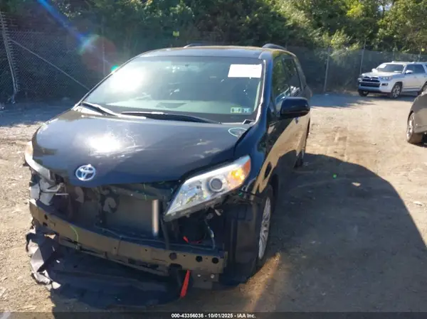 5TDYZ3DCXHS845459 2017 TOYOTA SIENNA - Image 2