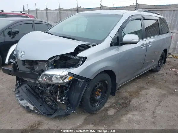 5TDYZ3DCXHS845493 2017 TOYOTA SIENNA - Image 2