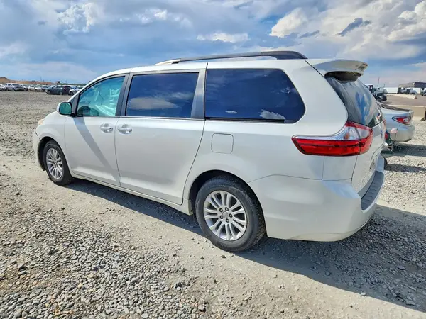 5TDYZ3DCXHS845896 2017 TOYOTA SIENNA - Image 2