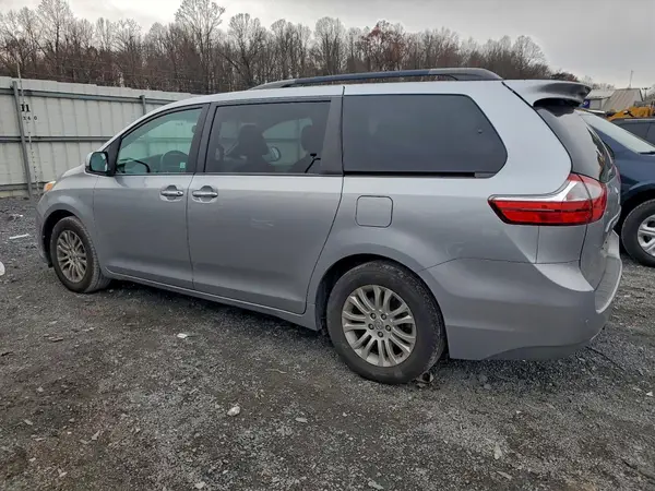 5TDYZ3DCXHS848877 2017 TOYOTA SIENNA - Image 2