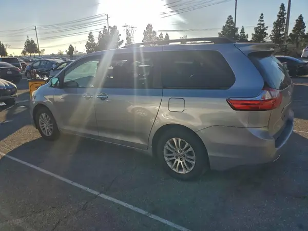 5TDYZ3DCXHS849169 2017 TOYOTA SIENNA - Image 2