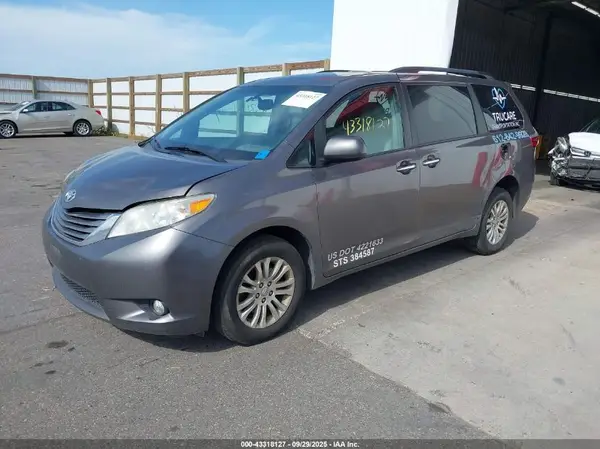5TDYZ3DCXHS850080 2017 TOYOTA SIENNA - Image 2