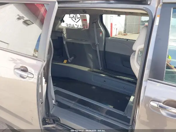 5TDYZ3DCXHS850080 2017 TOYOTA SIENNA - Image 8