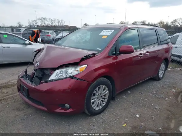 5TDYZ3DCXHS850564 2017 TOYOTA SIENNA - Image 2