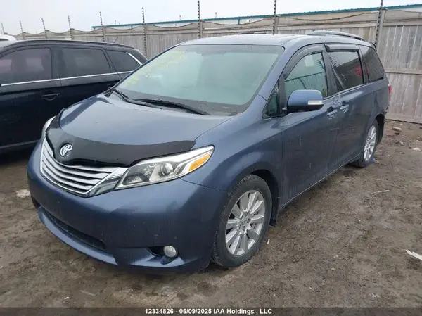 5TDYZ3DCXHS850743 2017 TOYOTA SIENNA - Image 2