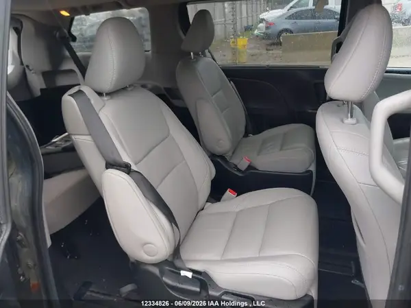 5TDYZ3DCXHS850743 2017 TOYOTA SIENNA - Image 8