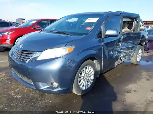 5TDYZ3DCXHS851407 2017 TOYOTA SIENNA - Image 2
