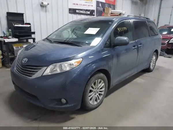 5TDYZ3DCXHS854601 2017 TOYOTA SIENNA - Image 2