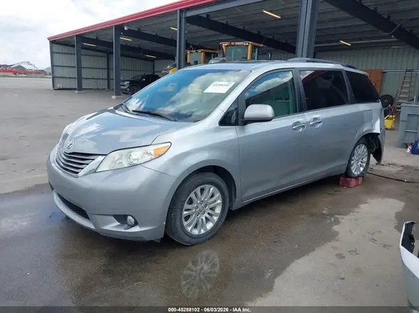 5TDYZ3DCXHS854792 2017 TOYOTA SIENNA - Image 2