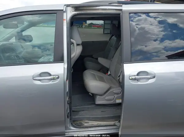 5TDYZ3DCXHS854792 2017 TOYOTA SIENNA - Image 8