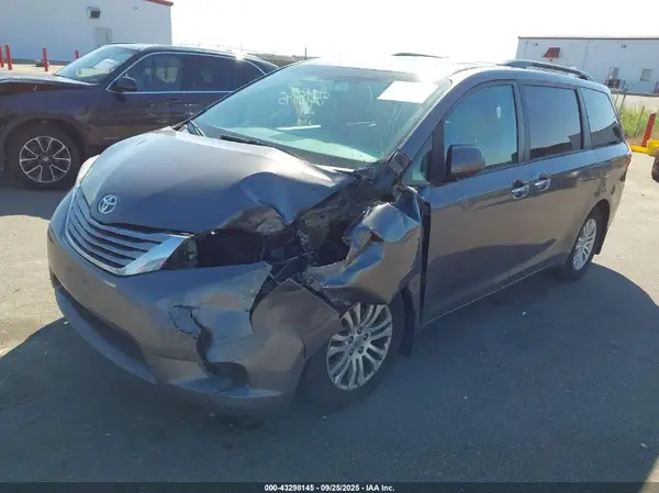 5TDYZ3DCXHS856171 2017 TOYOTA SIENNA - Image 2