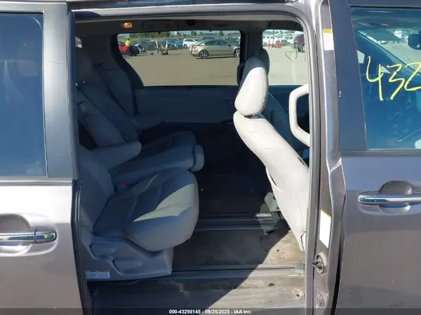 5TDYZ3DCXHS856171 2017 TOYOTA SIENNA - Image 8