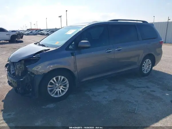 5TDYZ3DCXHS856655 2017 TOYOTA SIENNA - Image 2