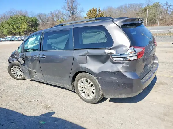 5TDYZ3DCXHS857384 2017 TOYOTA SIENNA - Image 2
