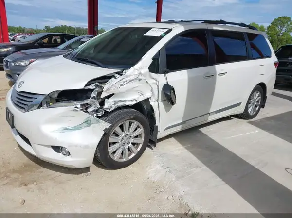 5TDYZ3DCXHS859720 2017 TOYOTA SIENNA - Image 2