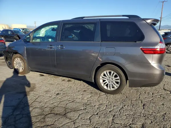5TDYZ3DCXHS864738 2017 TOYOTA SIENNA - Image 2