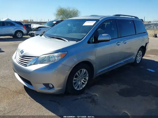 5TDYZ3DCXHS864870 2017 TOYOTA SIENNA - Image 2