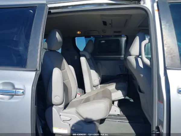 5TDYZ3DCXHS864870 2017 TOYOTA SIENNA - Image 8