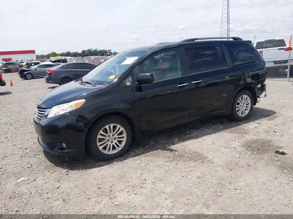 5TDYZ3DCXHS867333 2017 TOYOTA SIENNA - Image 2