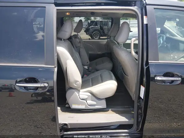 5TDYZ3DCXHS867333 2017 TOYOTA SIENNA - Image 8