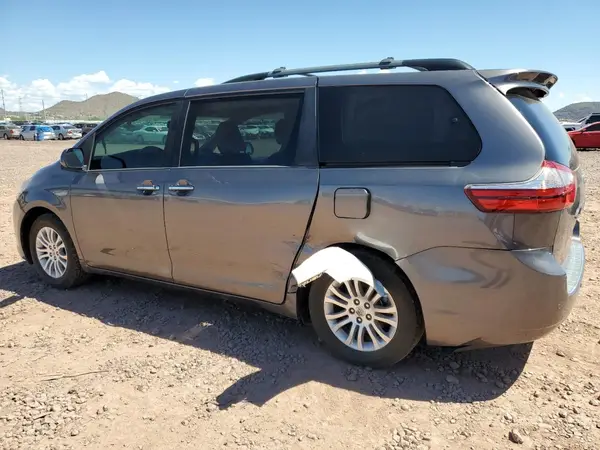 5TDYZ3DCXHS871303 2017 TOYOTA SIENNA - Image 2