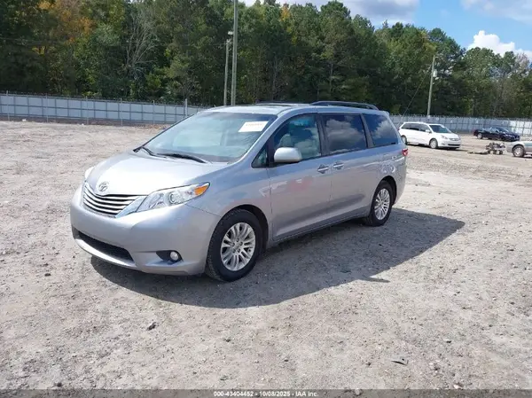 5TDYZ3DCXHS878865 2017 TOYOTA SIENNA - Image 2