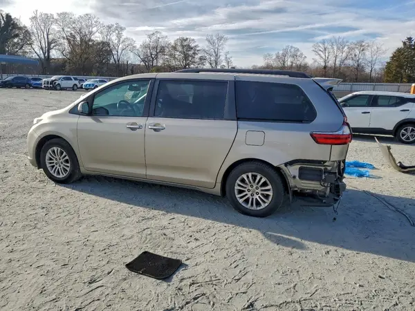 5TDYZ3DCXHS888022 2017 TOYOTA SIENNA - Image 2