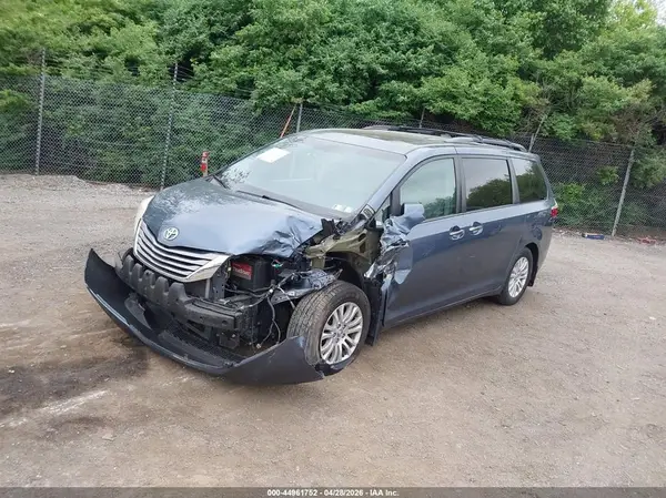 5TDYZ3DCXHS889753 2017 TOYOTA SIENNA - Image 2