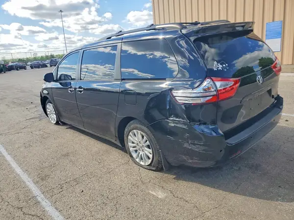 5TDYZ3DCXHS890370 2017 TOYOTA SIENNA - Image 2