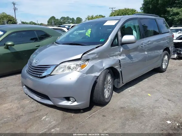 5TDYZ3DCXHS891101 2017 TOYOTA SIENNA - Image 2